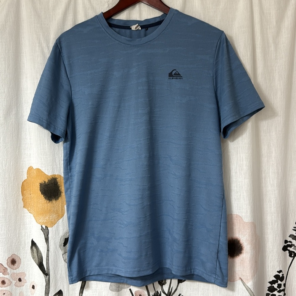 Men’s Quicksilver Blue Regular Fit Dry-Flight Short-Sleeve Athletic Shirt. Sz M